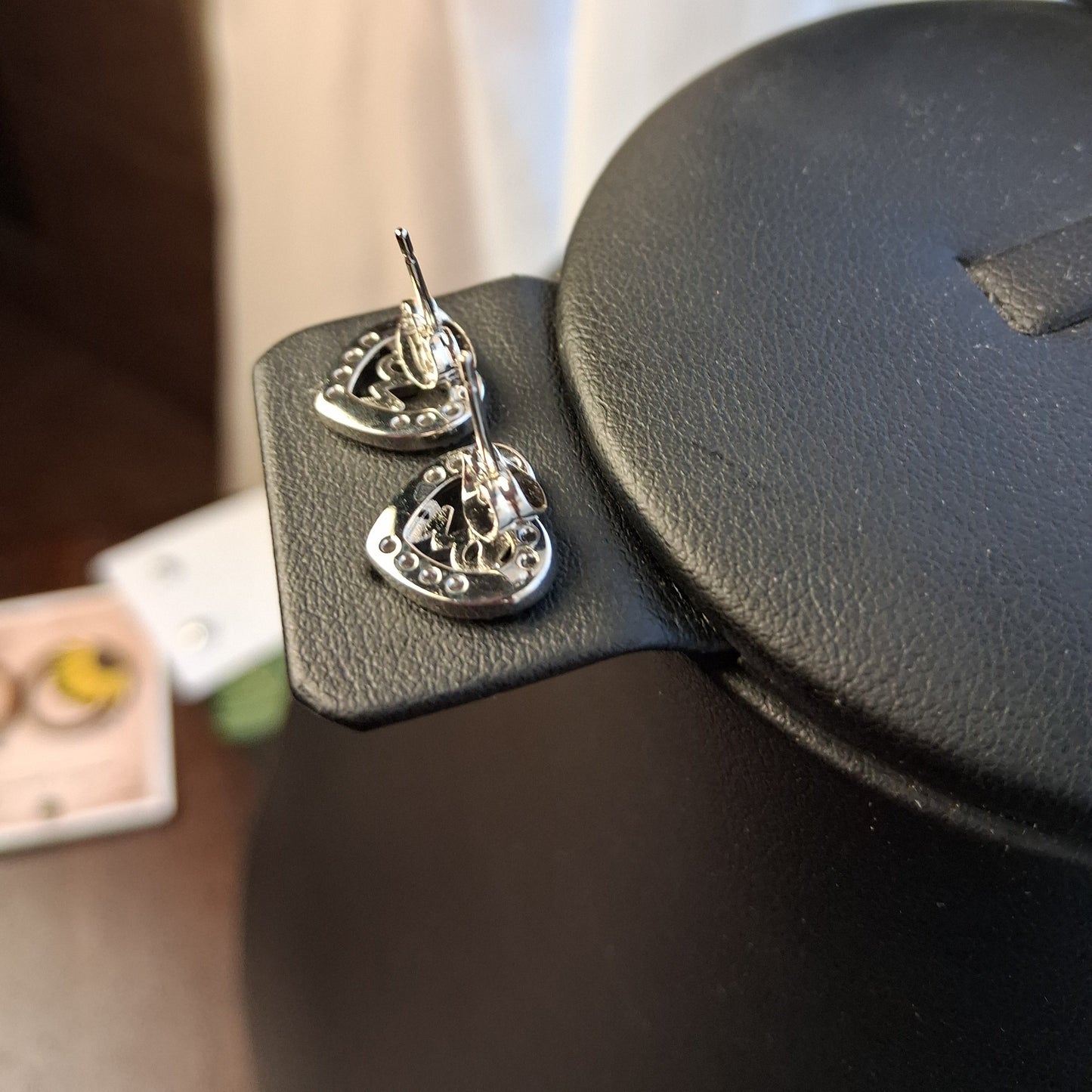 18k White Gold Love Earrings